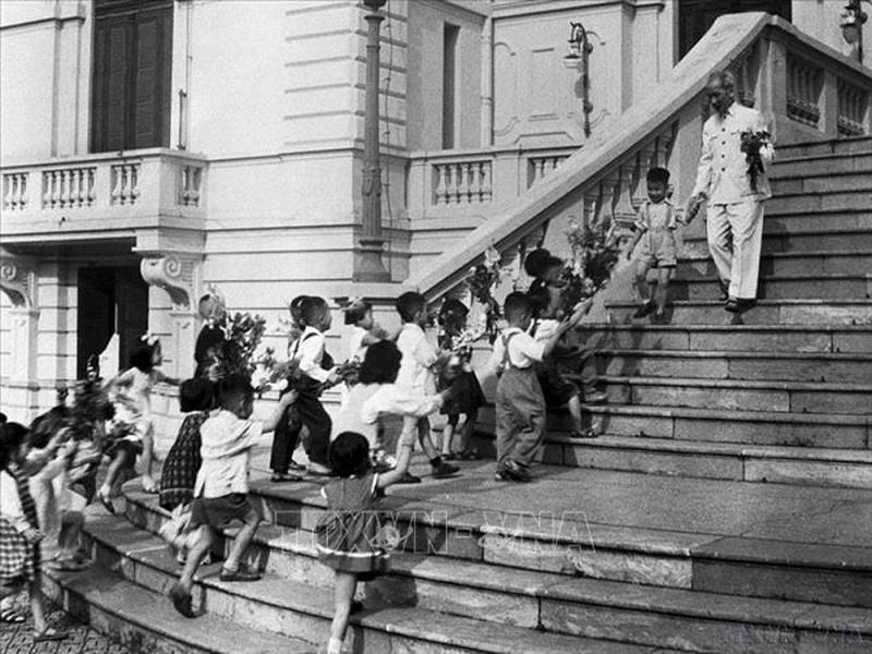 Các cháu thiếu nhi Thủ đô đến chúc thọ Bác Hồ tại Phủ Chủ tịch, ngày 19/5/1958
