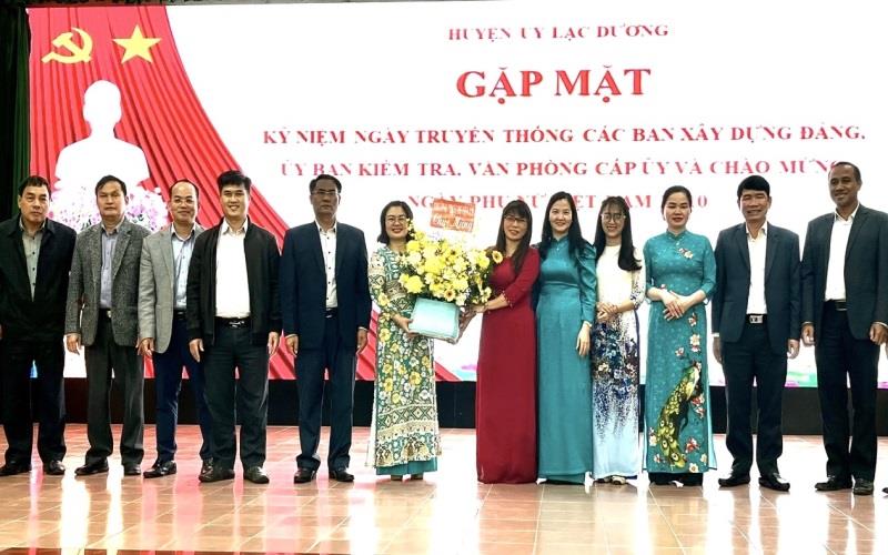 Thường trực Huyện ủy tặng hoa chúc mừng các Ban Xây dựng Đảng, Ủy ban Kiểm tra, Văn phòng Huyện ủy nhân ngày truyền thống