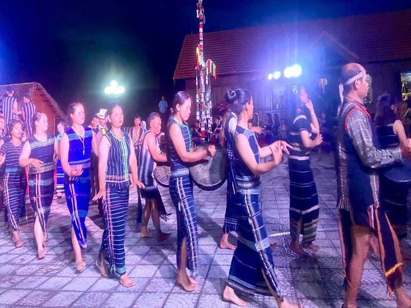 Biểu diễn, giao lưu văn hóa cồng chiêng của đồng bào dân tộc K'Ho huyện Lạc Dương