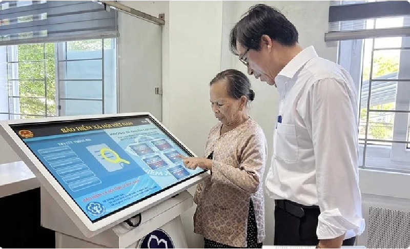Bảo hiểm Xã hội Việt Nam sẽ chỉ cấp thẻ bảo hiểm y tế giấy đối với những trường hợp không thể cài đặt VssID, VneID và không có căn cước công dân có gắn chip. (Ảnh: BHXH)