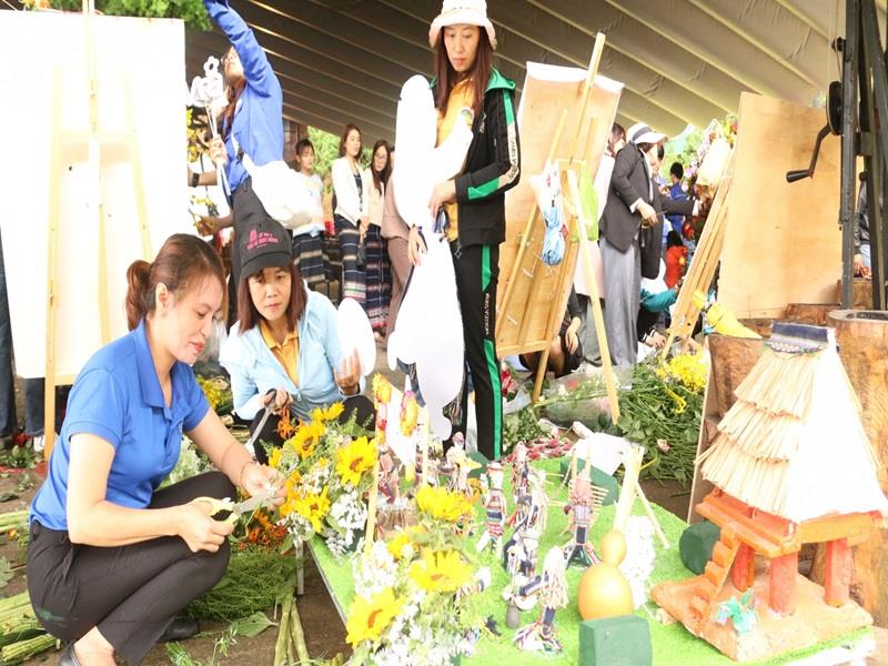 Mỗi tác phẩm cắm hoa không chỉ là sự sắp xếp các bông hoa mà còn thể hiện những câu chuyện gắn liền với vùng đất, con người nơi núi rừng LangBiang