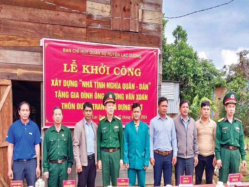 Ban CHQS huyện Lạc Dương hỗ trợ xây dựng nhà tình nghĩa quân - dân cho hộ cận nghèo tại xã Đưng K'nớ