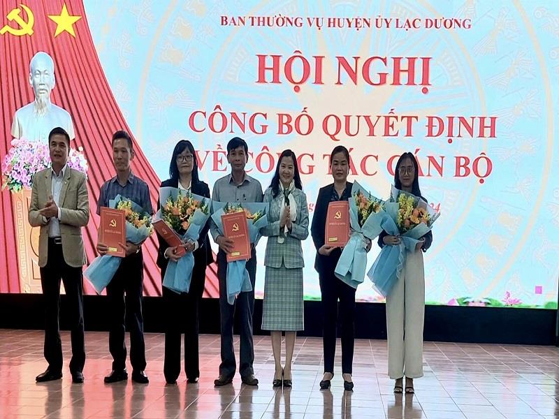 Trao quyết định và tặng hoa chúc mừng các đồng chí được điều động, bổ nhiệm