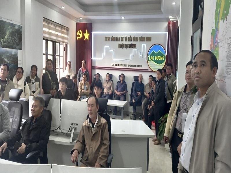 Các học viên tham quan Trung tâm giám sát và điều hành thông minh huyện Lạc Dương
