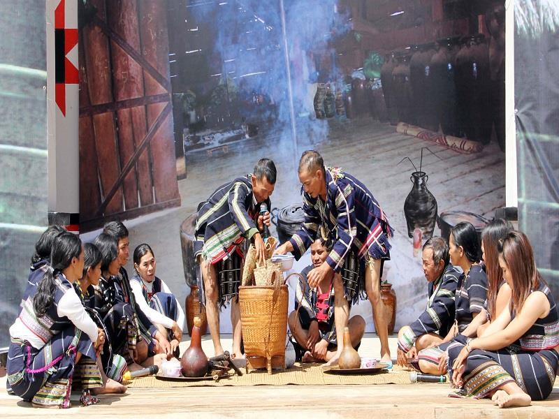 Thực hiện nghi thức trong lễ cưới của người K’Ho