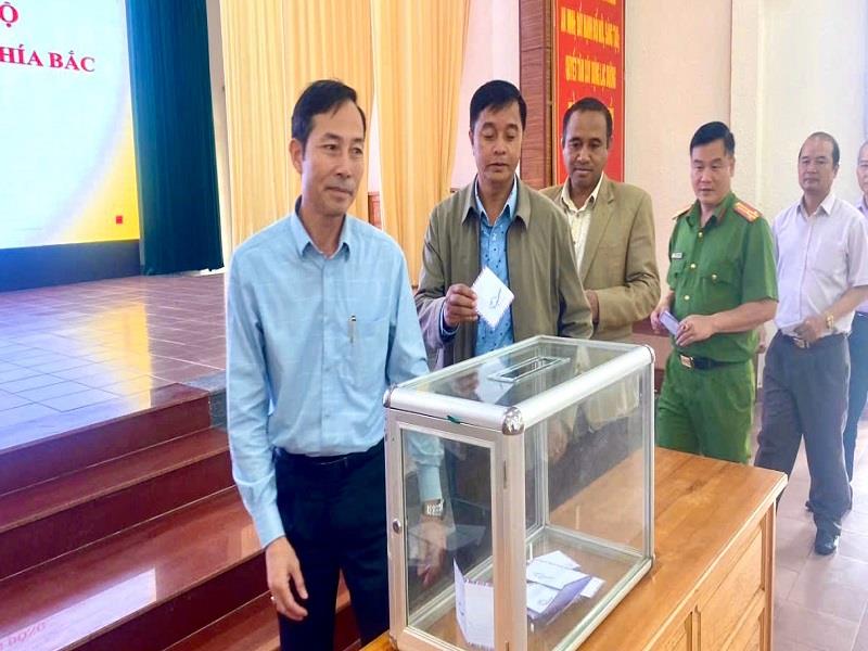 Cán bộ, công chức, viên chức huyện Lạc Dương ủng hộ đồng bào miền Bắc bị thiệt hại do bão số 3