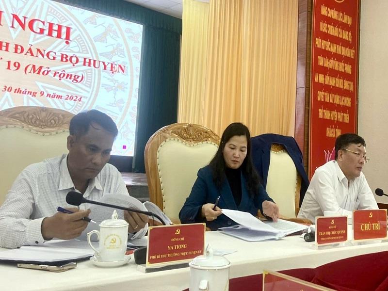 Các đồng chí chủ trì hội nghị