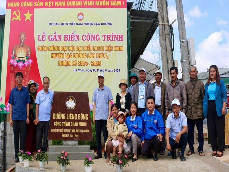 Gắn biển công trình chào mừng Đại hội đại biểu MTTQ Việt Nam huyện Lạc Dương lần thứ X