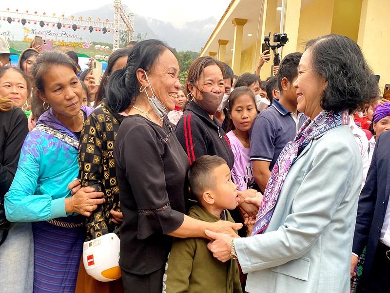 Thường trực Ban Bí thư, Trưởng Ban Tổ chức Trung ương Trương Thị Mai thăm hỏi nhân dân biên giới xã Dân Hóa, huyện Minh Hóa, tỉnh Quảng Bình_Ảnh: TTXVN