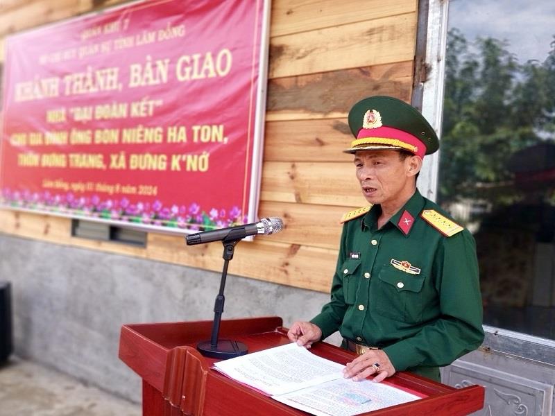 Đại tá Nguyễn Thanh Quảng - Phó Chính ủy Bộ CHQS tỉnh phát biểu tại buổi trao tặng Nhà đại đoàn kết