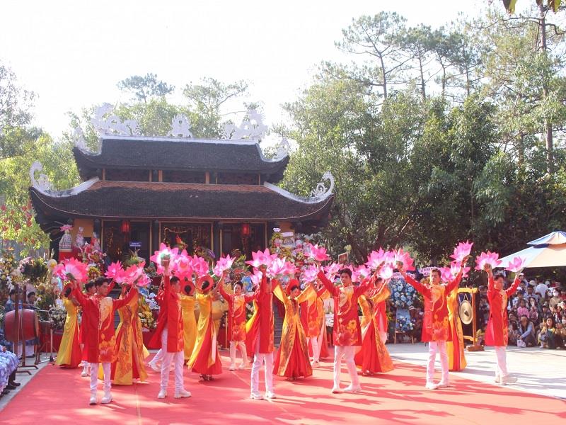 Múa dâng hoa mở đầu Lễ Giỗ Tổ