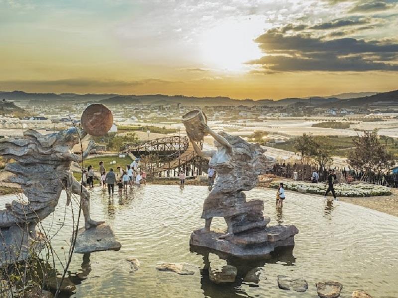 Với những bản sắc văn hóa độc đáo, huyện Lạc Dương thu hút đông du khách đến tham quan, trải nghiệm