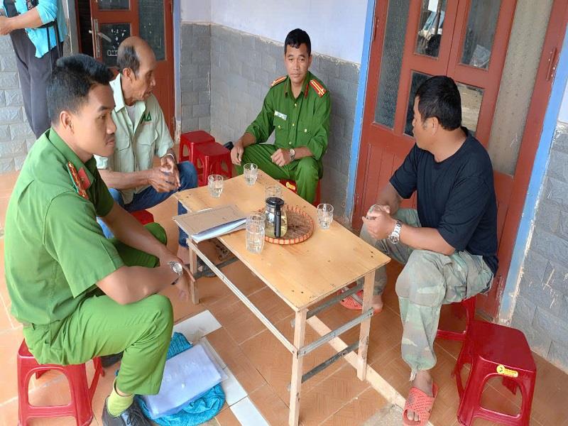 Lực lượng Công an đã đến trực tiếp từng hộ dân để tuyên truyền về VK - VLN - CCHT