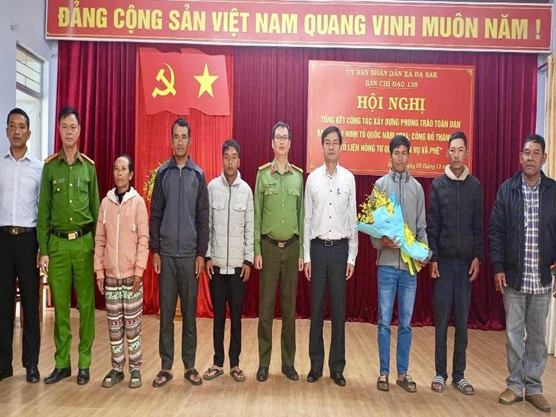 Lãnh đạo Công an huyện Lạc Dương và xã Đạ Sar trao quyết định cho đại diện các Tổ liên nông tự quản mùa vụ cà phê trên địa bàn xã Đạ Sar