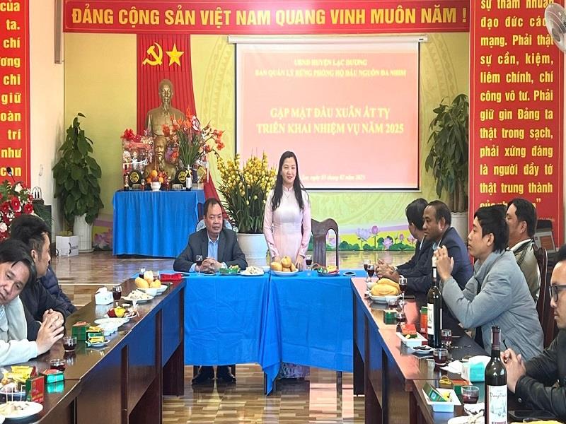 Bí thư Huyện ủy Lạc Dương Trần Thị Chúc Quỳnh thăm, chúc Tết và động viên cán bộ, nhân viên Ban Quản lý rừng phòng hộ đầu nguồn Đa Nhim