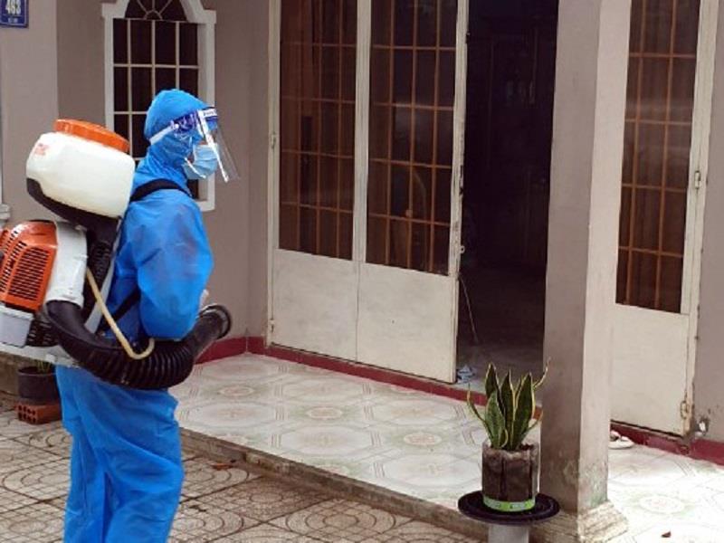 Phun hóa chất xử lý ổ dịch sốt xuất huyết tại huyện Đạ Huoai
