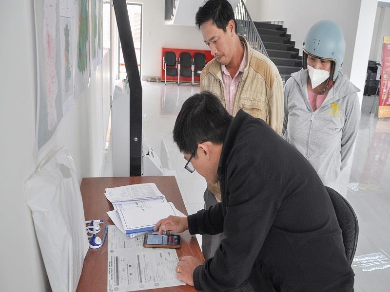 Người dân làm thủ tục hành chính trực tuyến tại Bộ phận Một cửa UBND TP Đà Lạt