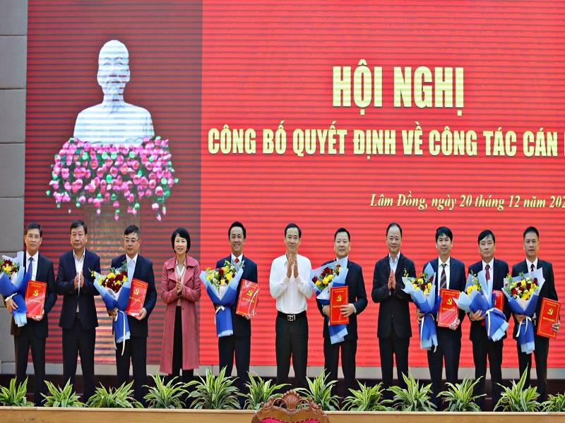 Lãnh đạo Tỉnh ủy, HĐND, UBND tỉnh trao các quyết định bổ nhiệm, điều động 7 cán bộ