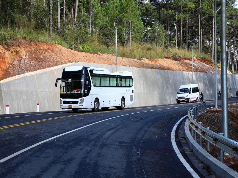Các doanh nghiệp kinh doanh vận tải hành khách bằng xe ô tô theo tuyến cố định liên tỉnh trên địa bàn tỉnh Lâm Đồng sẽ được phụ thu giá cước tối đa 60% đối với các tuyến đi liên tỉnh từ Bình Định trở ra miền Trung và miền Bắc