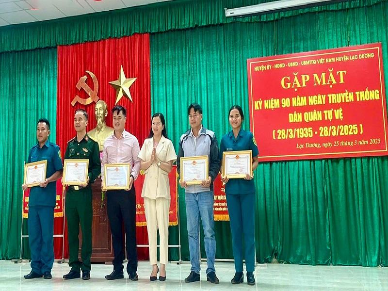 Bí thư Huyện ủy Lạc Dương Trần Thị Chúc Quỳnh trao giấy khen cho các tập thể