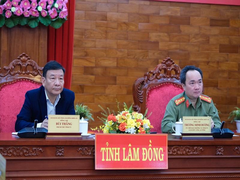 Đồng chí Bùi Thắng - Phó Bí thư Tỉnh ủy và Đại tá Trương Minh Đương - Ủy viên Ban Thường vụ Tỉnh ủy, Giám đốc Công an tỉnh chủ trì Hội nghị tại điểm cầu tỉnh Lâm Đồng