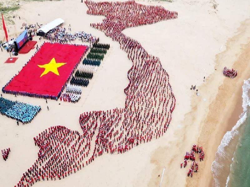 Dáng hình Việt Nam thu nhỏ được xếp bởi 3.200 đoàn viên, thanh niên tỉnh Phú Yên.