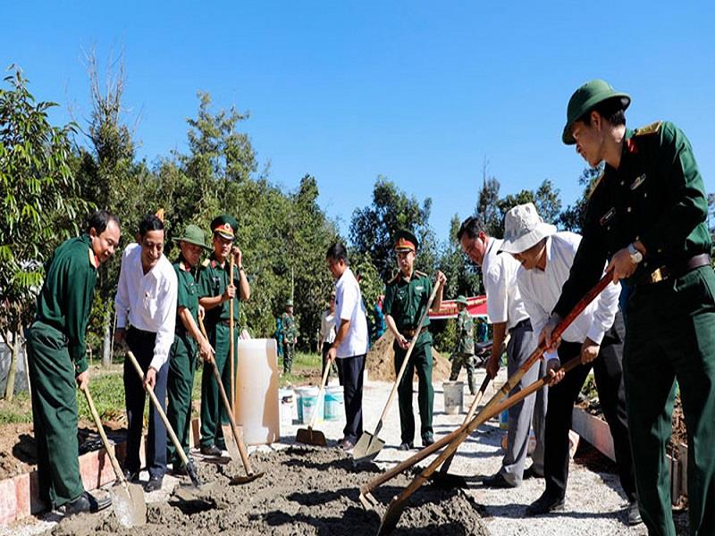 Lực lượng quân đội và cán bộ huyện, xã tham gia hỗ trợ và hưởng ứng phong trào làm đường nông thôn ở vùng sâu, vùng xa