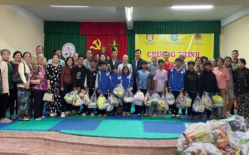 Ban tổ chức trao 250 phần quà cho học sinh nghèo hiếu học huyện Lạc Dương