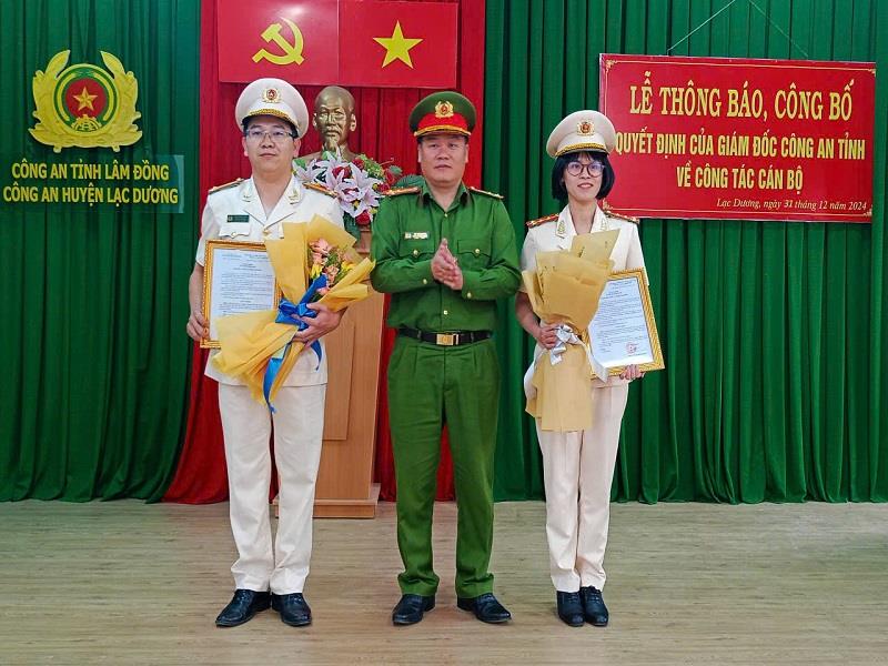 Thượng tá Hà Xuân Tùng trao Quyết định cho các đồng chí Trung tá Nguyễn Hồ Lâm và Đại uý Phan Thị Tuyết Vân