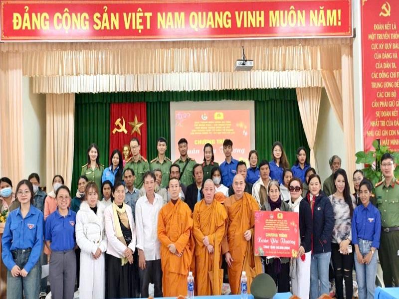 Trao tặng quà Tết cho các hộ dân có hoàn cảnh khó khăn trên địa bàn xã Lát