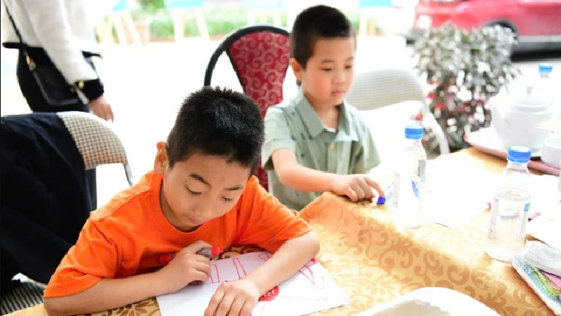 Trẻ tự kỷ có nhiều em có khả năng thiên bẩm như vẽ, hát, học ngoại ngữ... (Ảnh: Báo Nhân Dân)