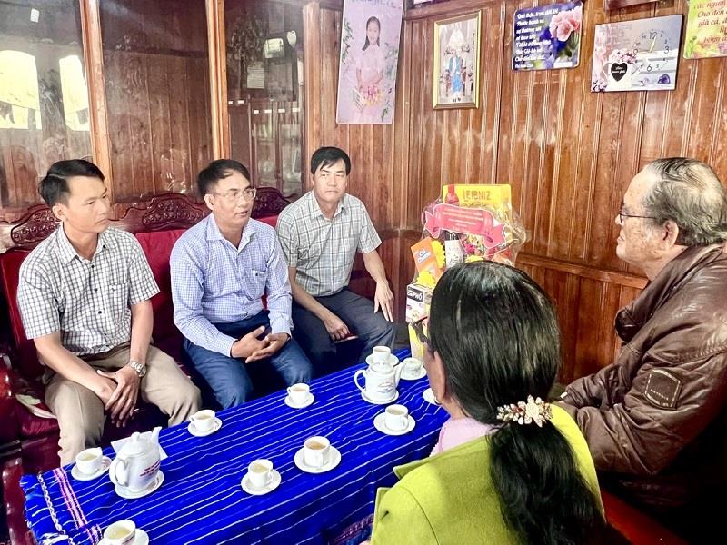 Phó Bí thư Thường trực Huyện ủy Ya Tiong thăm hỏi sức khỏe ông bà Kră Jăn K'Ngát là gia đình liệt sĩ