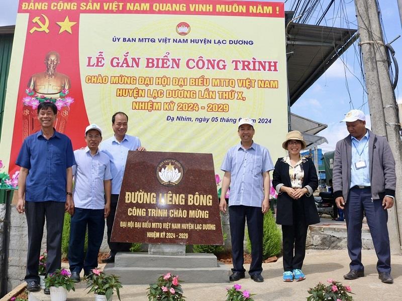 Gắn biển công trình chào mừng Đại hội đại biểu MTTQ Việt Nam huyện Lạc Dương lần thứ X, nhiệm kỳ 2024 - 2029