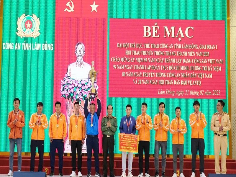 Đại tá Lê Hồng Phong - Phó Giám đốc Công an tỉnh trao giải vô địch môn bóng đá nam cho đội tuyển Công an huyện Lạc Dương