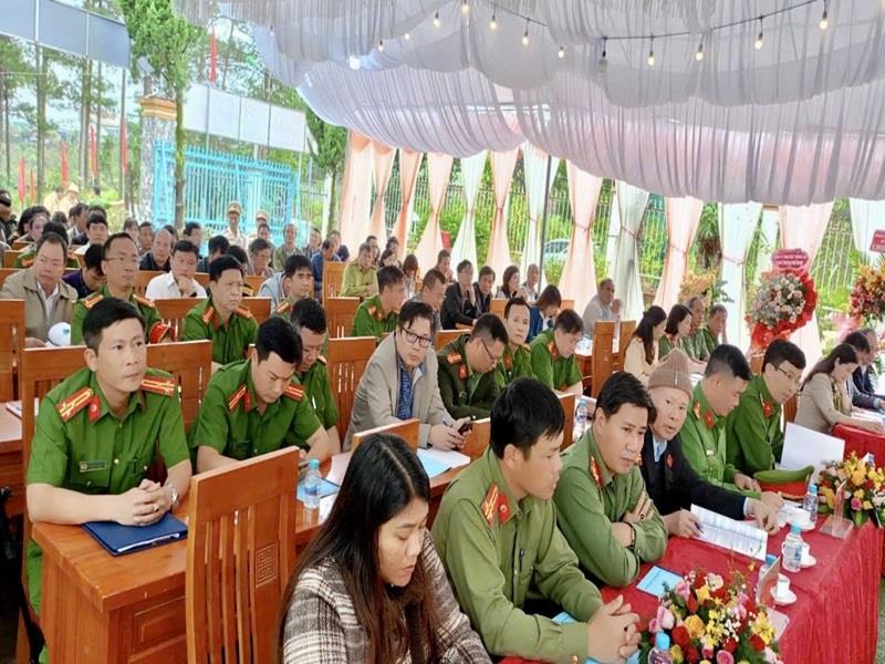 Lãnh đạo Công an huyện Lạc Dương tặng hoa chúc mừng Công an xã Đạ Nhim