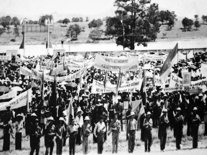 Nhân dân Đà Lạt mít tinh mừng giải phóng, ngày 3/4/1975. Ảnh: Tư liệu