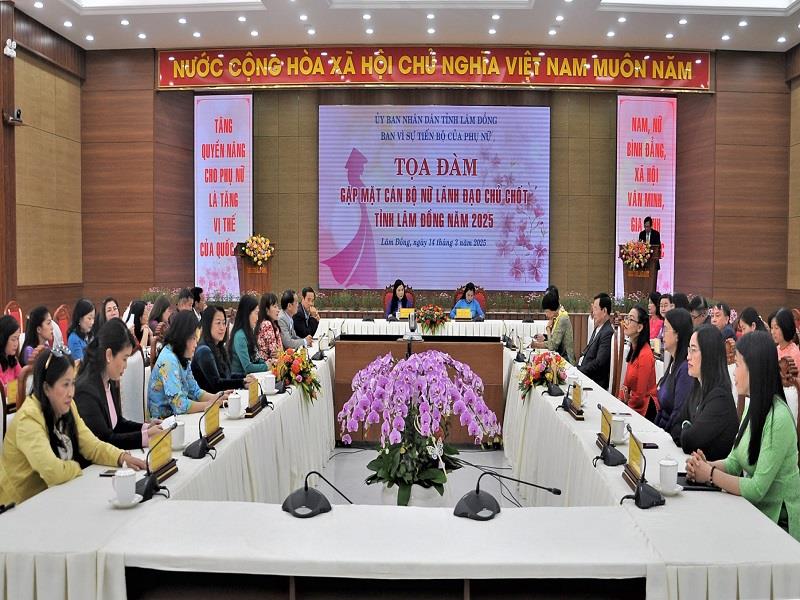Lãnh đạo tỉnh, các đại biểu và 40 cán bộ nữ lãnh đạo chủ chốt tại buổi Toạ đàm - Gặp mặt
