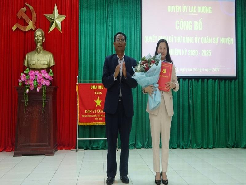 Đồng chí Ya Tiong - Phó Bí thư Thường trực Huyện ủy Lạc Dương trao quyết định cho đồng chí Trần Thị Chúc Quỳnh