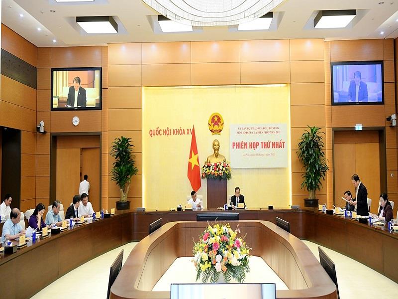 Phiên họp thứ nhất của Ủy ban Dự thảo sửa đổi, bổ sung một số điều của Hiến pháp năm 2023. Theo Nghị quyết được Quốc hội vừa thông qua vào ngày 5/5, Ủy ban Dự thảo sửa đổi, bổ sung một số điều của Hiến pháp gồm 15 thành viên do Chủ tịch Quốc hội Trần Thanh Mẫn làm Chủ tịch Ủy ban