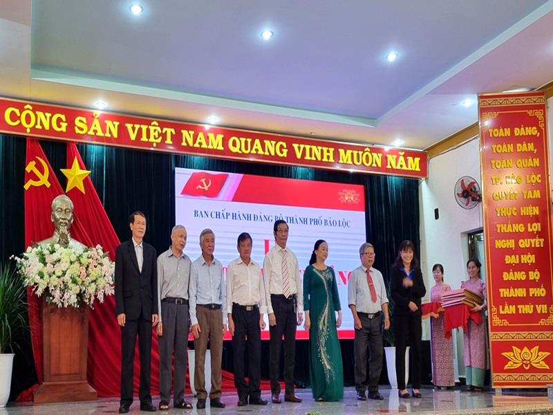 Lễ trao Huy hiệu Đảng tại Đảng bộ Thành phố Bảo Lộc đợt 19/5/2022