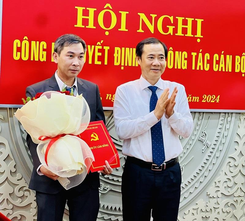 Quyền Bí thư Tỉnh uỷ Lâm Đồng Nguyễn Thái Học trao quyết định bổ nhiệm đồng chí Vũ Tuấn Anh giữ chức vụ Phó Trưởng ban phụ trách Ban Nội chính Tỉnh uỷ
