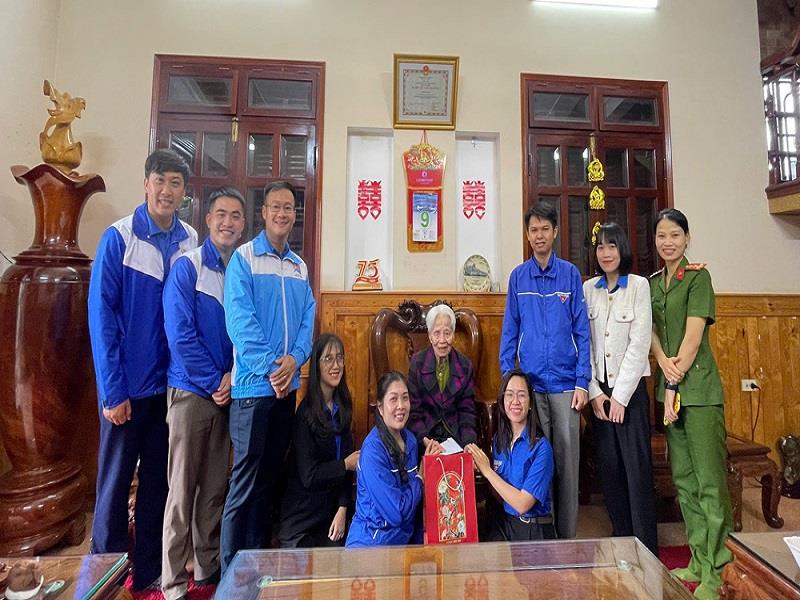 Đoàn đến thăm hỏi Mẹ Việt Nam anh hùng Trần Thị Thung