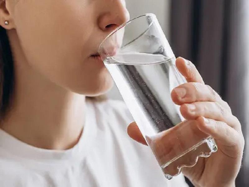 Uống nước vào buổi sáng rất quan trọng vì giúp cơ thể bù đắp lượng nước bị thiếu trong suốt cả đêm. Ảnh Pexels