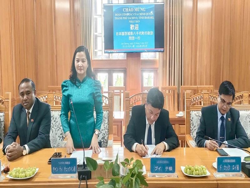 Bí thư Huyện ủy Lạc Dương Trần Thị Chúc Quỳnh phát biểu tại buổi làm việc