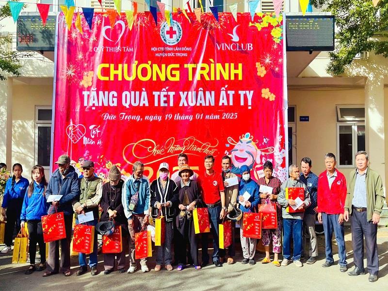 Trao quà Tết Nhân ái cho người dân có hoàn cảnh khó khăn tại huyện Đức Trọng