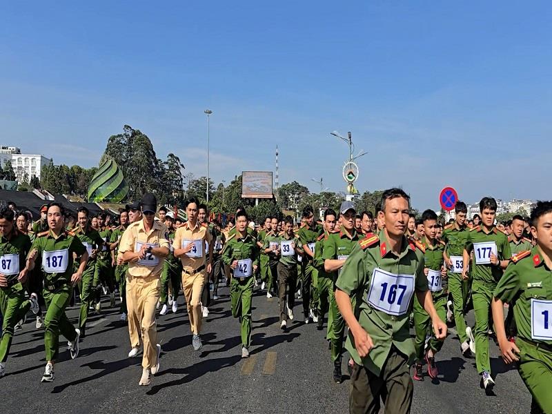 Các vận động viên nam tranh tài ở bộ môn việt dã 5km