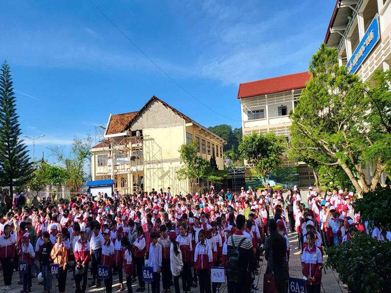 Sân Trường THCS Hùng Vương (thị trấn Lạc Dương) đông vui trong ngày đầu tiên đón học sinh trở lại