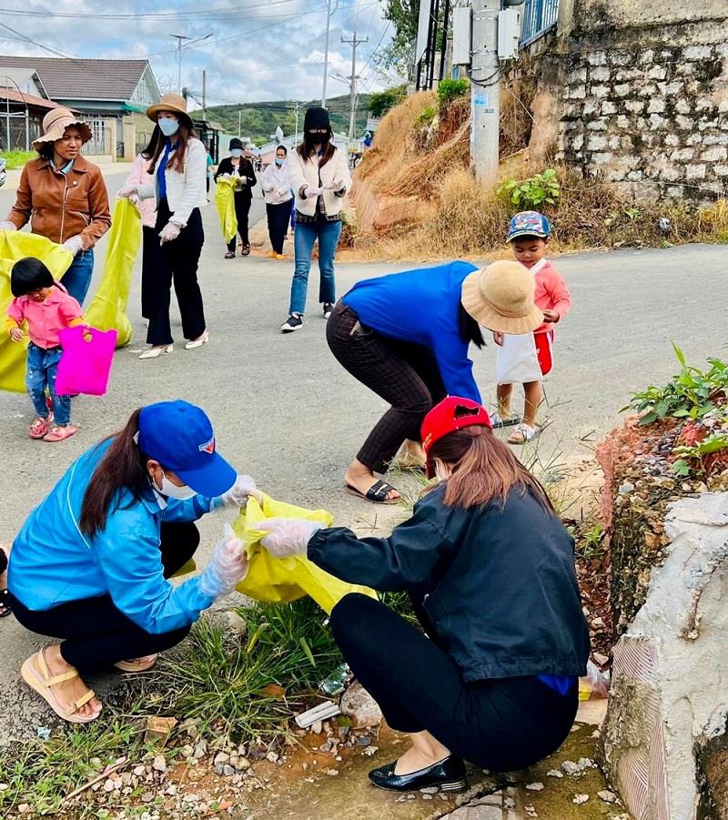 Đoàn viên, thanh niên tham gia thu gom rác thải tại các tuyến đường giao thông trên địa bàn