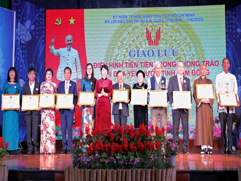 Các cá nhân nhận Bằng khen của UBND tỉnh do có nhiều thành tích trong phong trào thi đua yêu nước tỉnh Lâm Đồng giai đoạn 2018 - 2023. Ảnh: Chính Thành