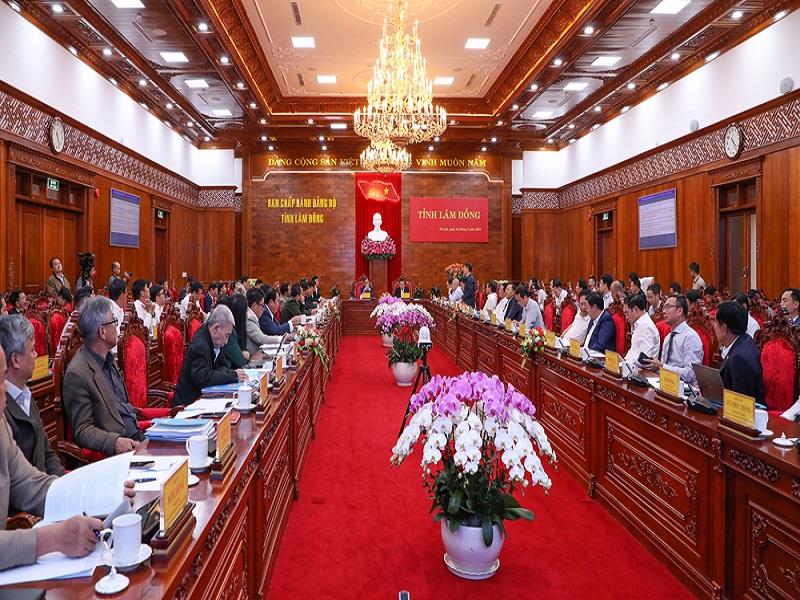 Quang cảnh buổi làm việc